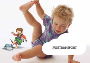Kleines Kind fasst sich an den großen Zeh und eine gezeichnete Figur transportiert einen Stift mit den Zehen in einen Topf. Infotext zum Bild: Fusstransport.