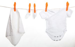 Babywäsche hängt an einer Wäscheleine.