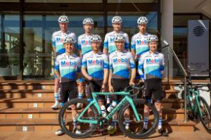Mobil Krankenkasse Cycling Team 2023 - Team auf Treppe.
