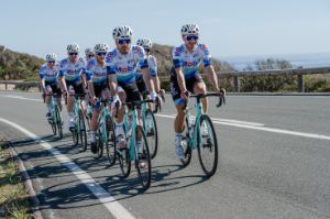 Trainingslager Mallorca 2024 - Rennradteam fährt auf Straße. 