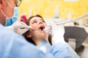 Ein Zahnarzt behandelt eine Patientin.